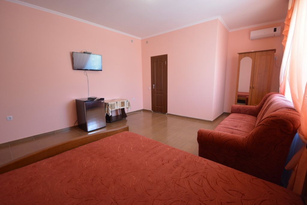 Роза — Четырёхместный номер С двуспальной кроватью