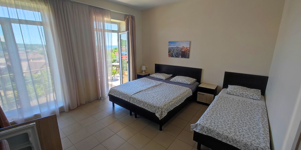 Лето — Трёхместный номер улучшенный с видом на море