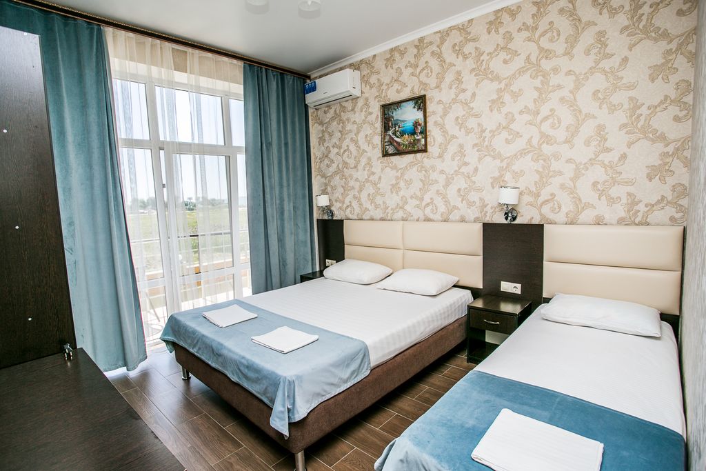 Gold Hotel — Трёхместный номер улучшенный