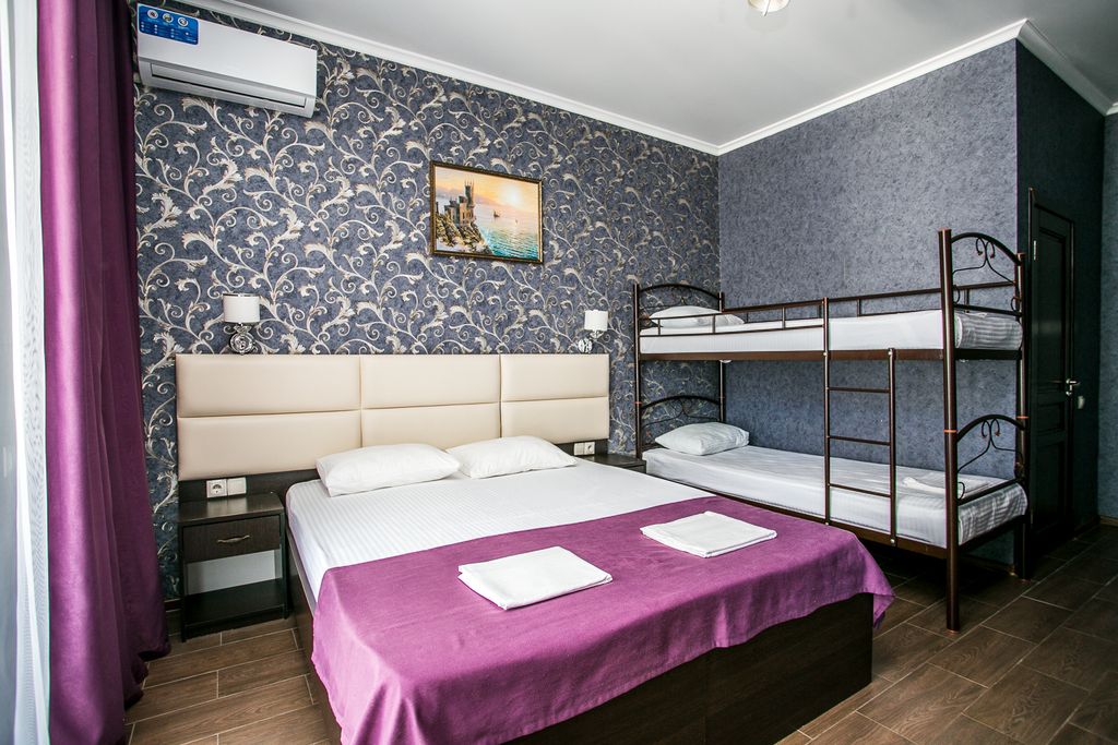 Gold Hotel — Четырёхместный номер улучшенный