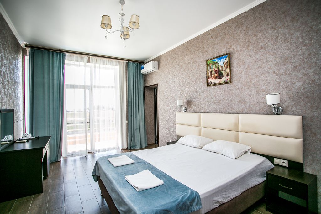 Gold Hotel — Четырёхместный номер улучшенный с видом на море