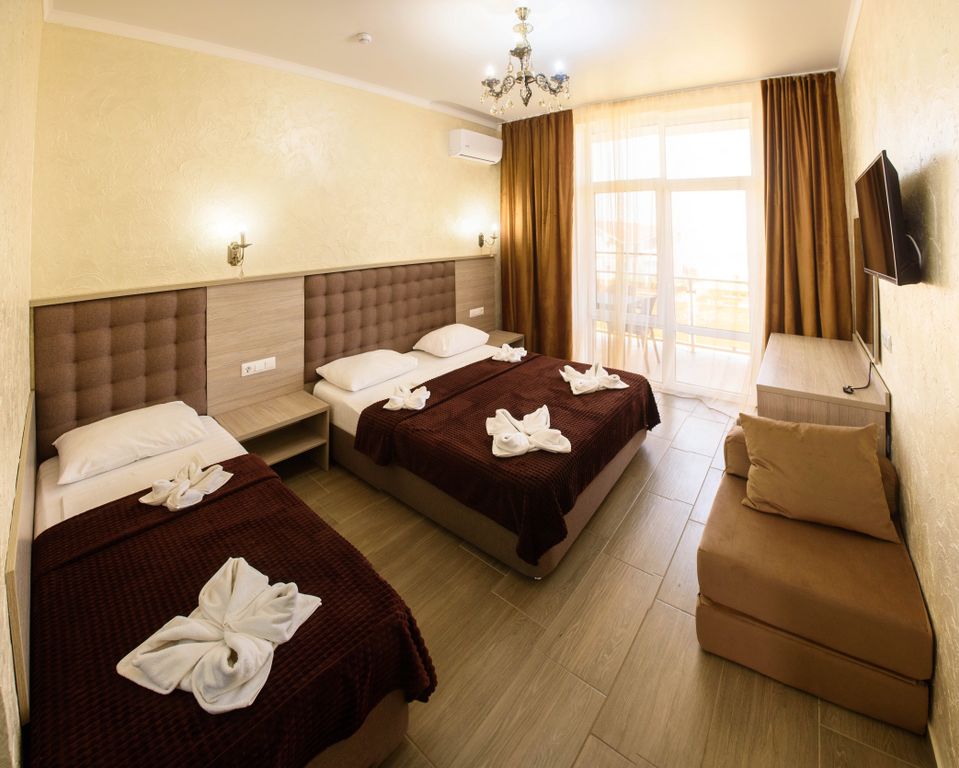 Одиссея — Трёхместный номер с балконом и видом на море