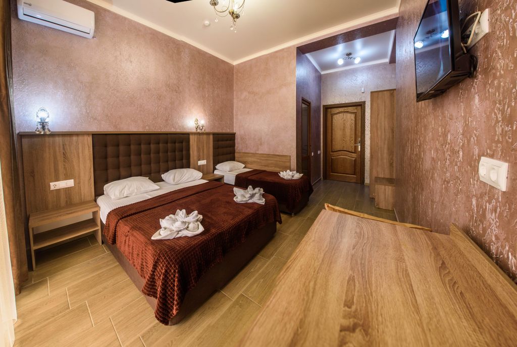 Одиссея — Трёхместный номер 1 этаж с патио