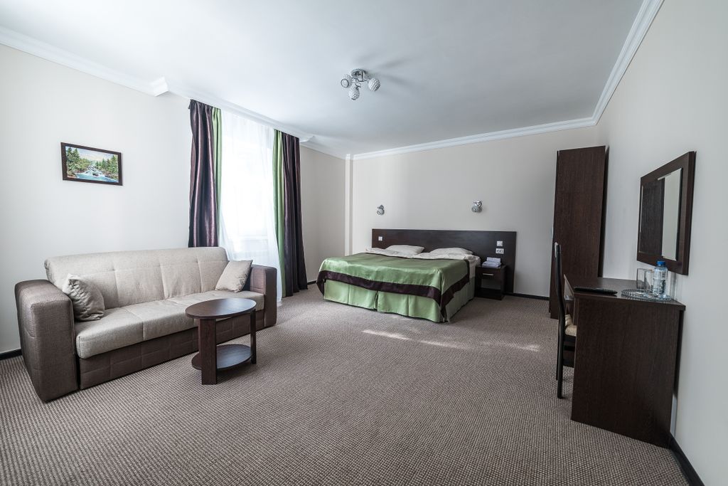 Горский Дом — Четырёхместный номер улучшенный с видом на город