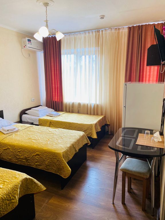 Каштан — Трёхместный номер стандартный с тремя раздельными кроватями