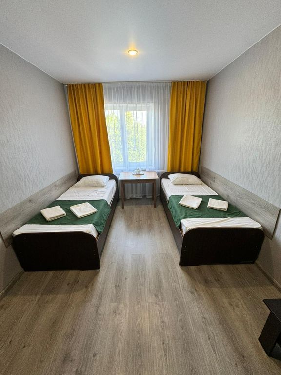 Каштан — Многоместный смешанный номер бюджетный с 2 отдельными кроватями