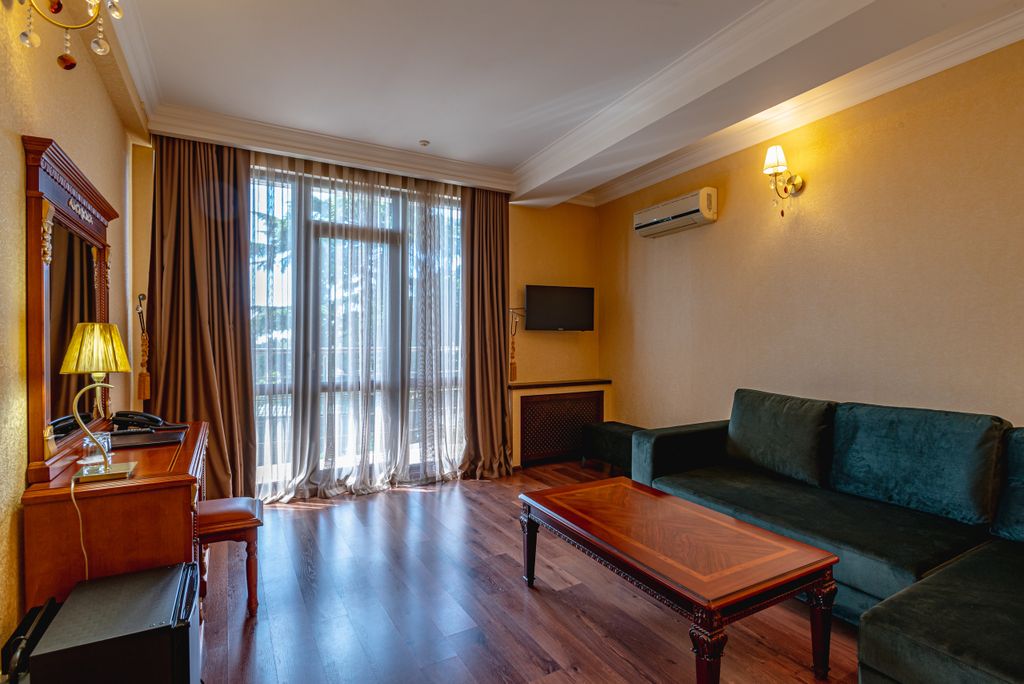 Садовый Бульвар — Четырёхместный номер люкс с балконом двухкомнатный