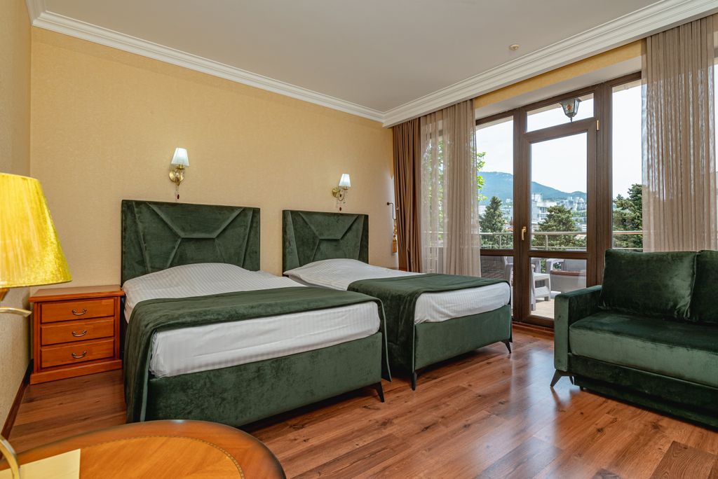 Садовый Бульвар — Трёхместный номер полулюкс с раздельными или двуспальной кроватью