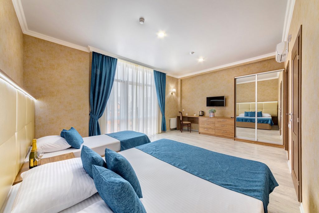 Атлас — Трёхместный номер комфорт с видом на город