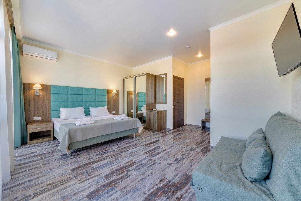 Премьер — Трёхместный номер Стандарт с видом на бассейн с балконом