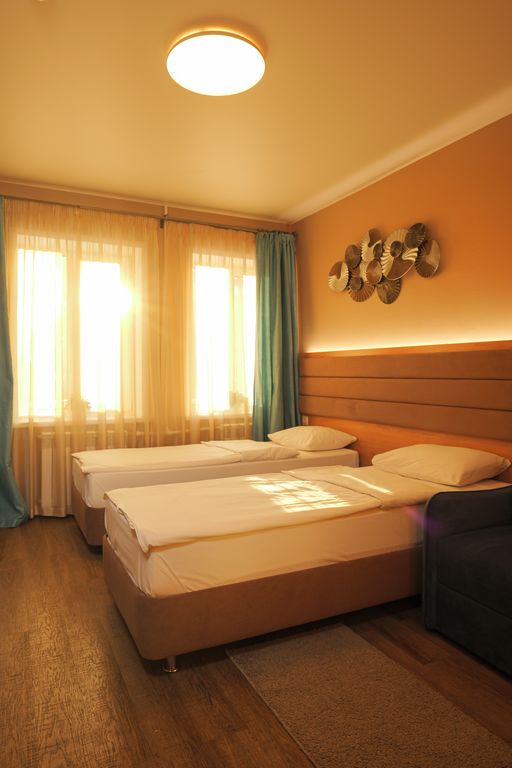 Elhostel — Трёхместный номер светлый с отдельными кроватями и креслом