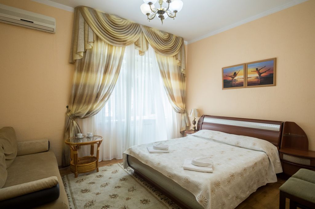 Чайка-Сочи — Четырёхместный номер комфорт с двуспальной кроватью