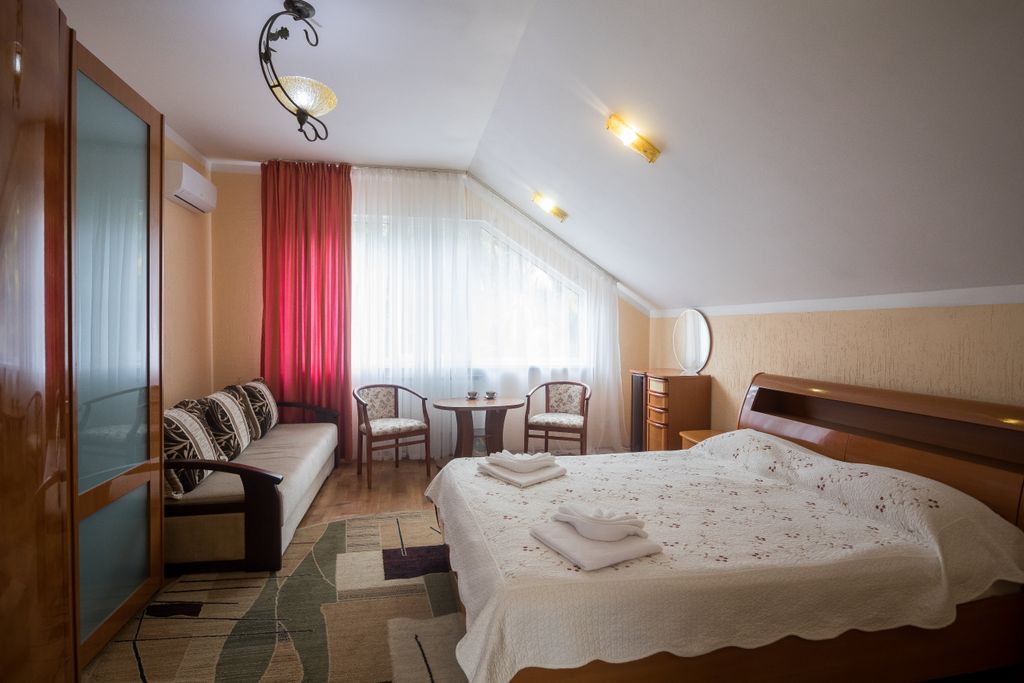 Чайка-Сочи — Четырёхместный номер комфорт улучшенный с двуспальной кроватью