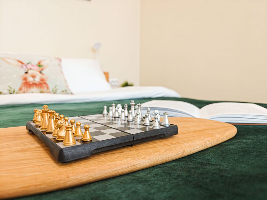 Emerald — Апартаменты Студия с большой двух спальной кроватью и диваном