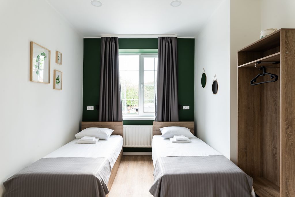 Evergreen — Двухместный номер с 2 отдельными кроватями эконом Twin (с общим санузлом)