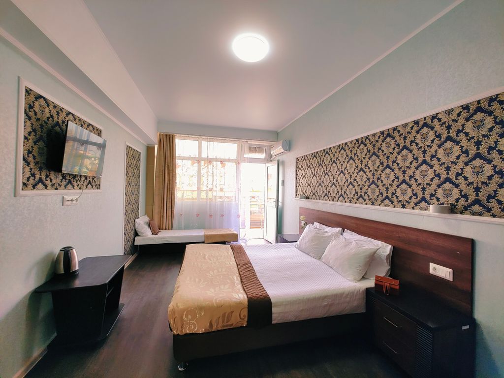 Уральские Самоцветы — Трёхместный номер комфорт с балконом