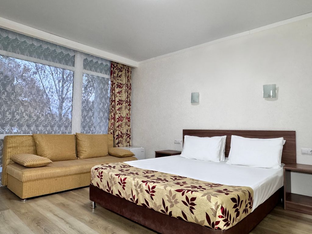 Уральские Самоцветы — Четырёхместный номер комфорт с балконом