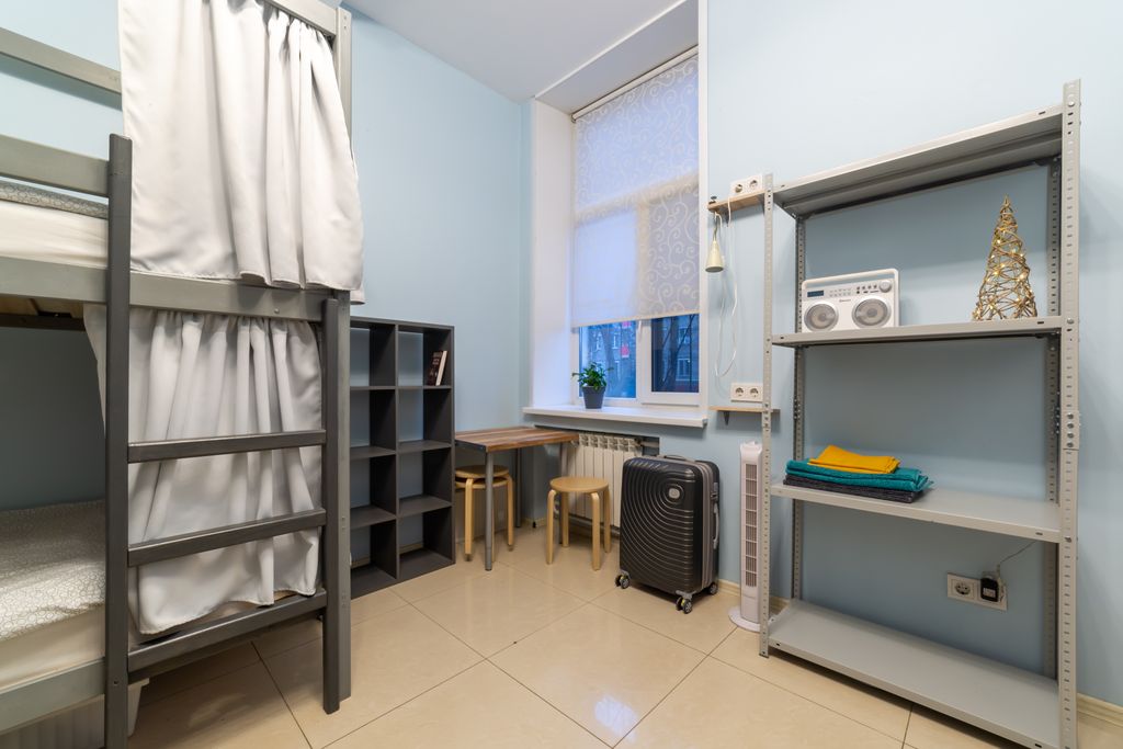 Дип Слип — Многоместный мужской номер bed in male dormitory room