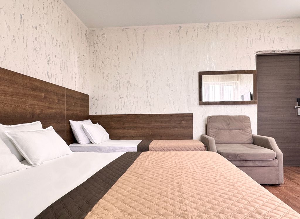 Антарес — Четырёхместный номер «Полулюкс» с видом на море