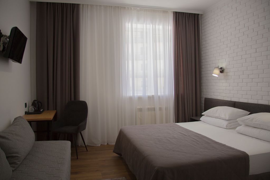 Альпина — Трёхместный номер стандарт с видом на горы