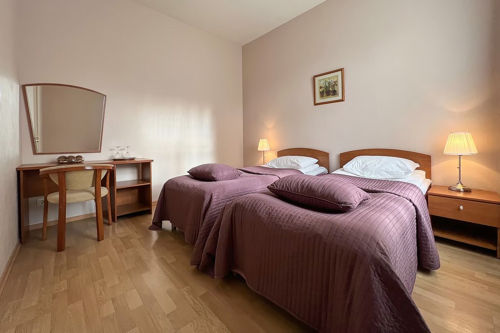 Друзья Обухов — Четырёхместный номер двухкомнатный делюкс с двумя кроватями