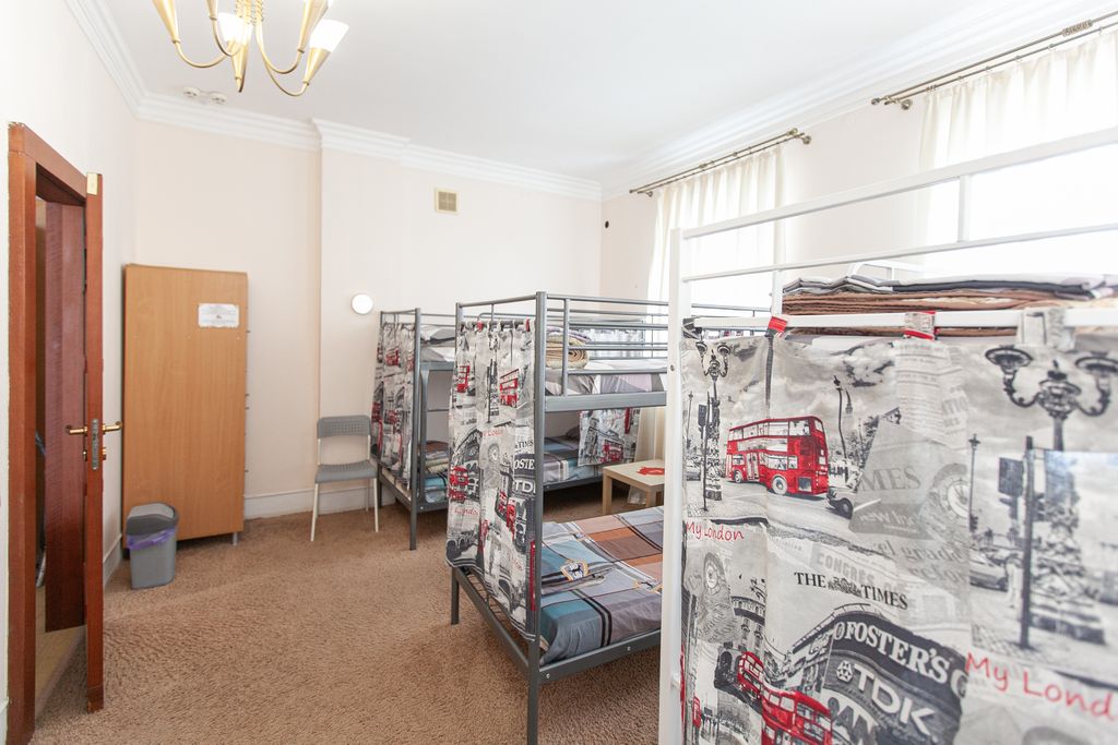 Самовар — Многоместный смешанный номер Место в 6-местной мужской комнате