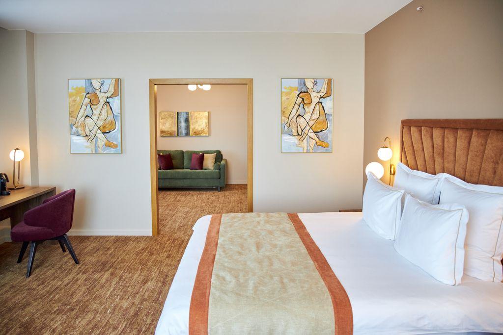 River Palace — Двухместный номер с 1 кроватью Двухкомнатный люкс с кроватью king size и балконом | Вид на Неву