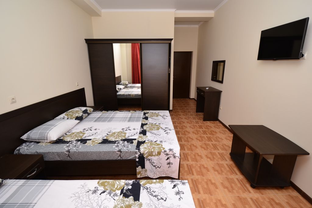 Итаки — Трёхместный номер роскошный с балконом.