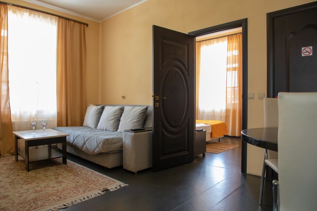 Yellow — Четырёхместный номер семейный двухкомнатный