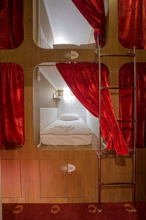 Nevsky Capsule Hotel — Многоместный смешанный номер Нижняя капсула