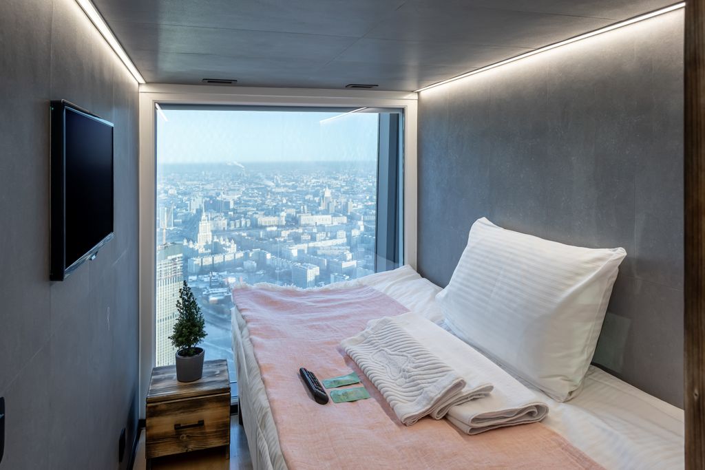 Dot Space 84 — Одноместный номер капсульный для женщин с панорамным видом с 84го этажа