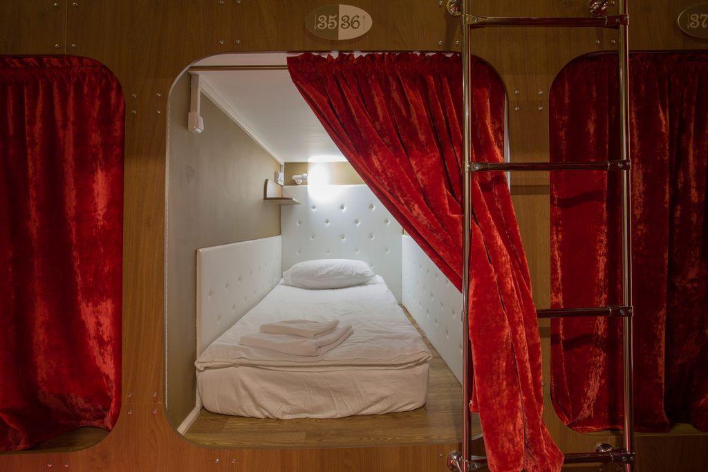 Nevsky Capsule Hotel — Многоместный смешанный номер верхняя капсула
