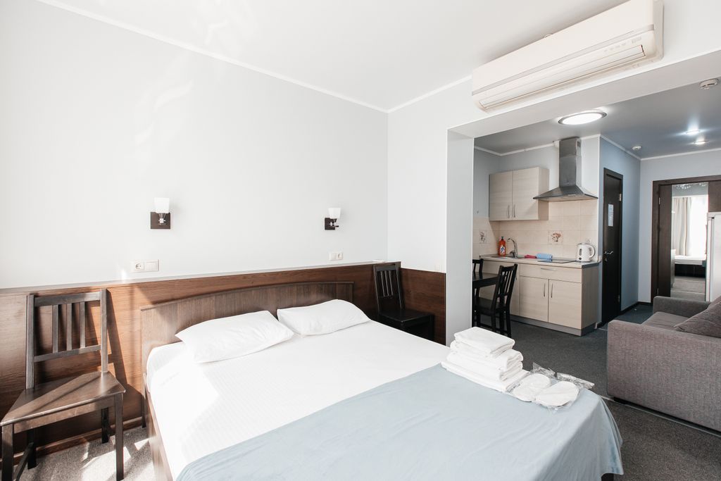 VeryHotel — Трёхместный номер улучшенный с видом на город