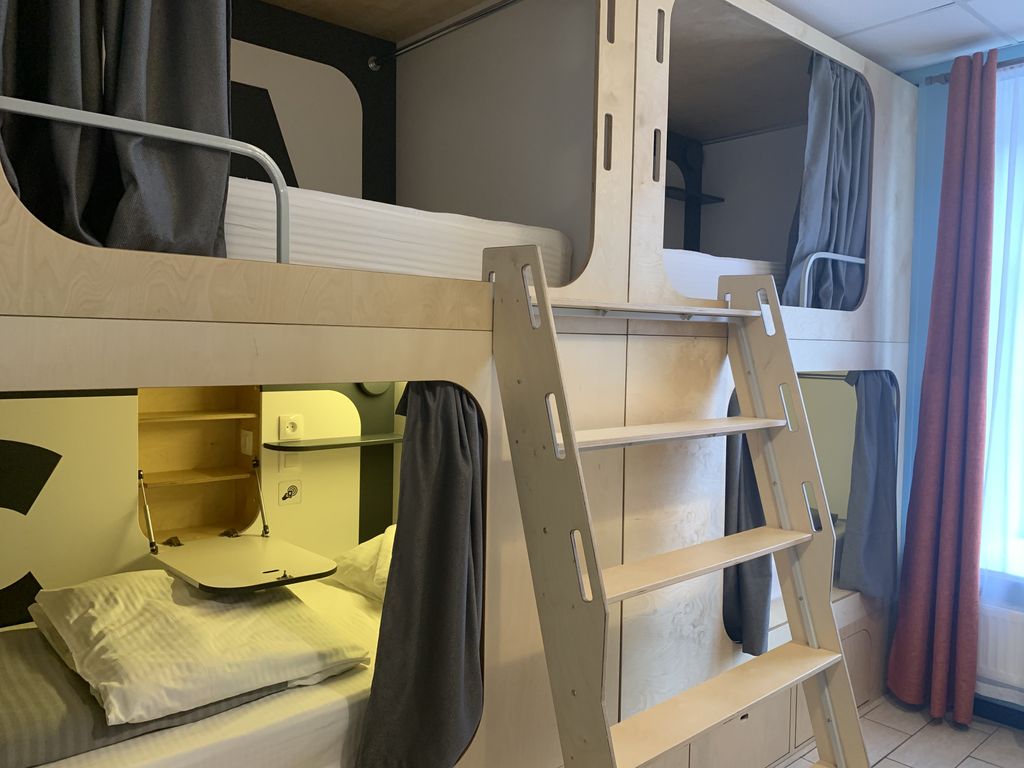 Кино Хостел на Пушкинской — Многоместный женский номер на нижнем ярусе