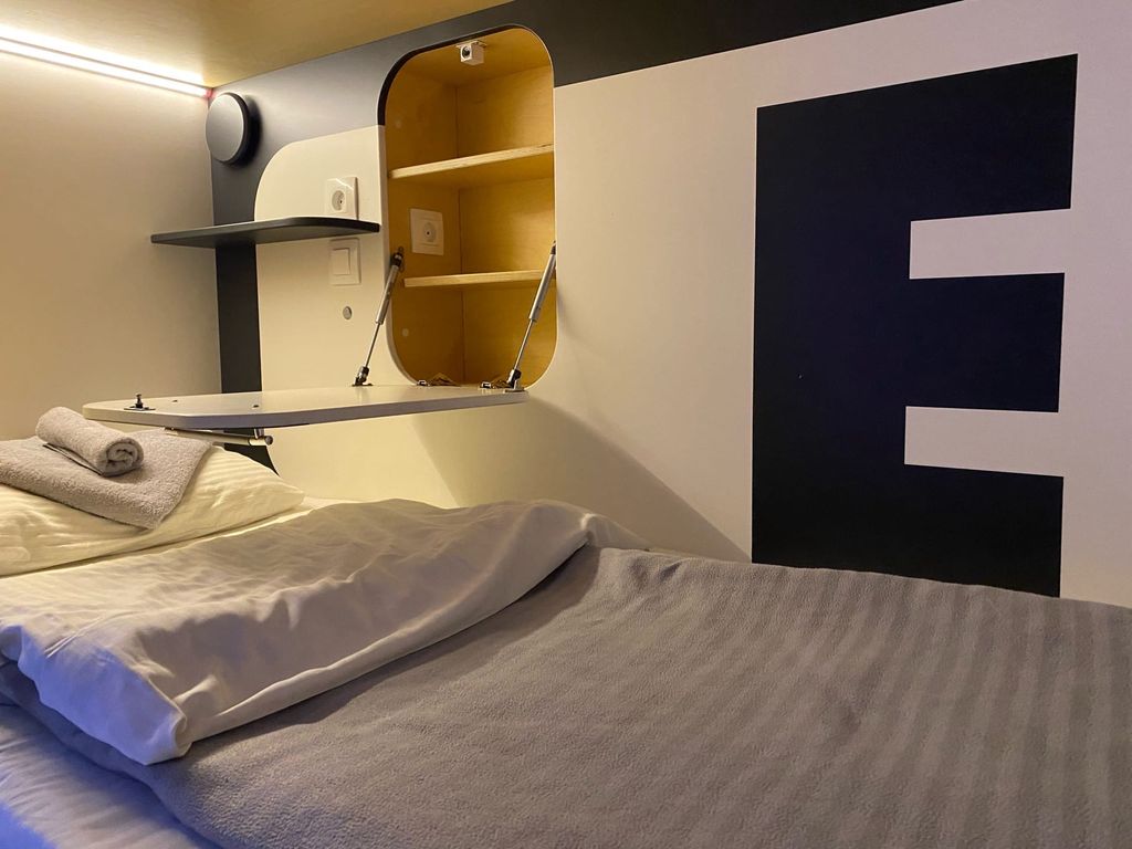 Кино Хостел на Пушкинской — Многоместный смешанный номер на верхнем ярусе в 8 местном номере