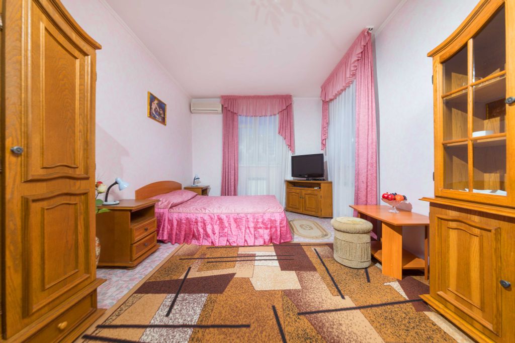 Капитан С — Четырёхместный номер улучшенный с видом на город