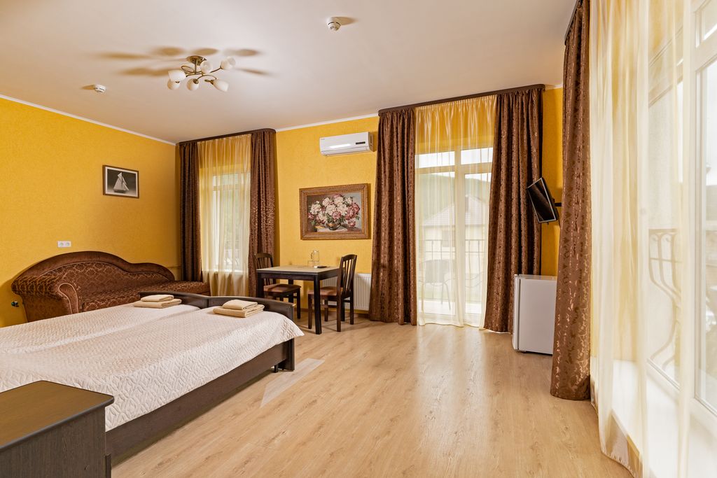 Аникси — Семейный номер с балконом