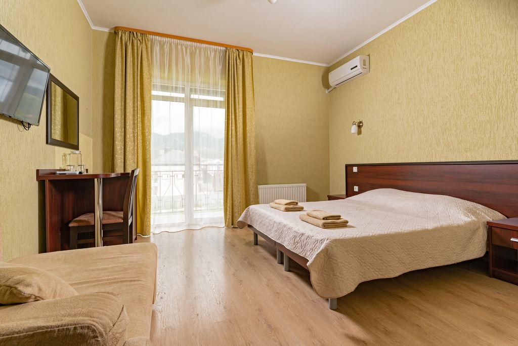 Аникси — Трёхместный номер  с балконом