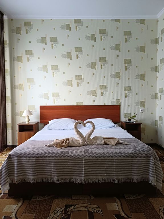 Надежда — Трёхместный номер улучшенный с балконом и диваном