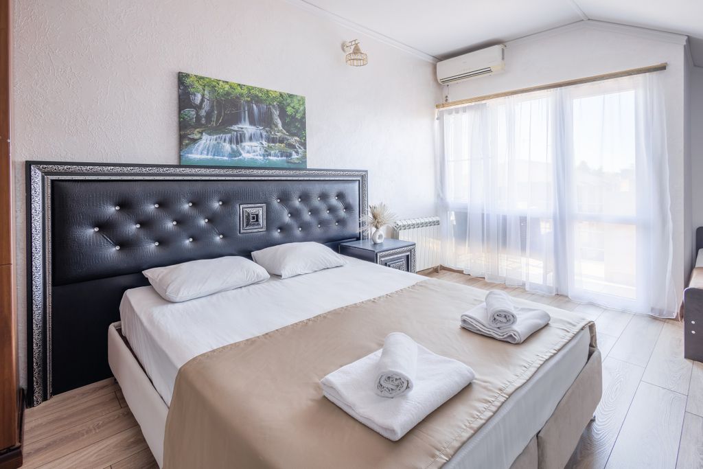 Еlion — Четырёхместный номер семейный (мансардный этаж)