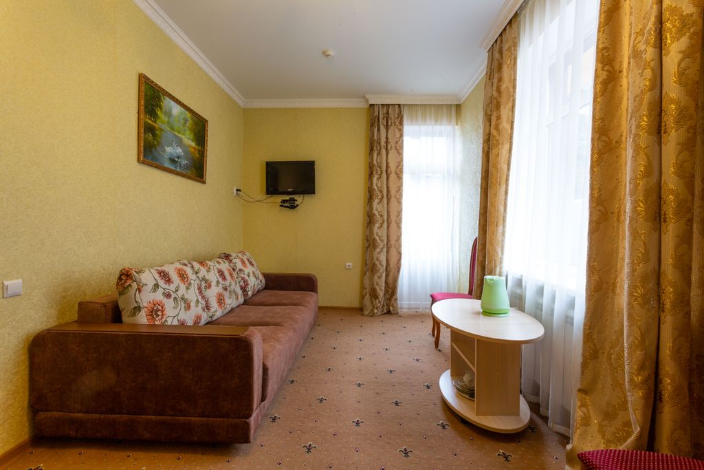 Кураж — Четырёхместный номер люкс с балконом