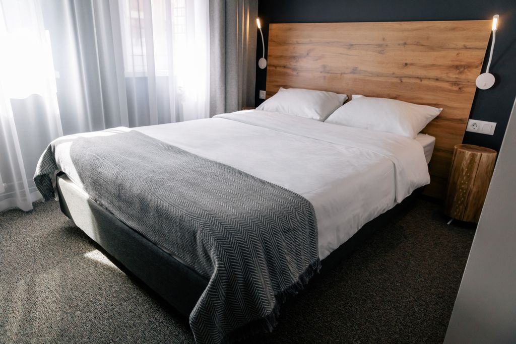 Roomi — Одноместный номер стандарт с двуспальной кроватью