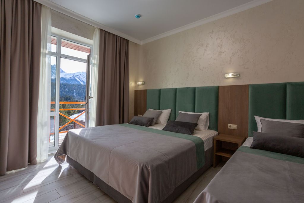 Амра — Трёхместный номер комфорт с видом на горы 3-х