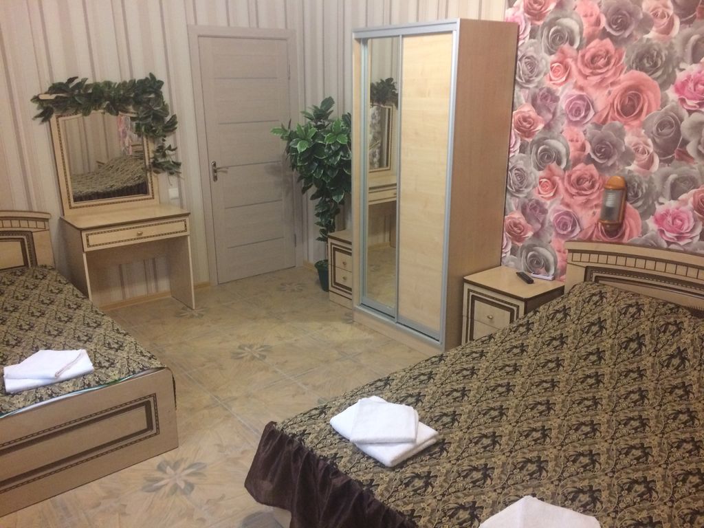 Симон — Стандартная двухкомнатная комната (двуспальная + односпальная кровать)