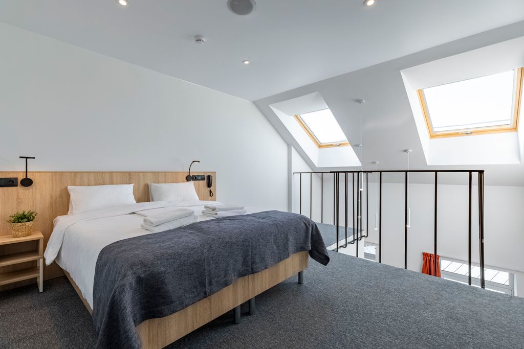 izzzi у Гостиного двора — Трёхместный номер Sky с кондиционером