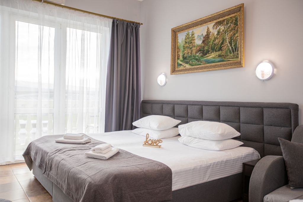 Парус — Четырёхместный номер люкс с видом на город