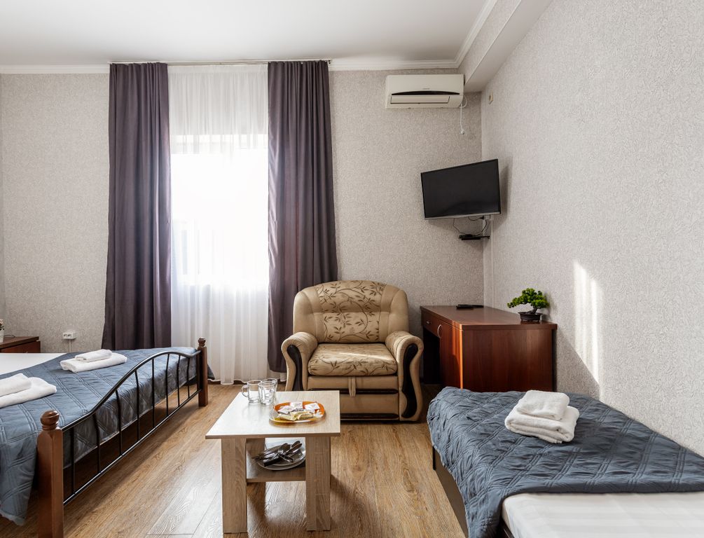 Lotos — Трёхместный номер стандартный, на первом этаже