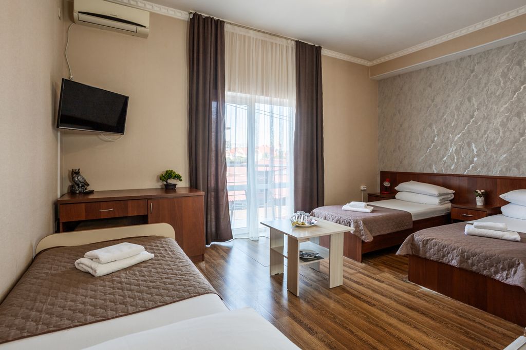 Lotos — Трёхместный номер с балконом и 3 раздельными кроватями