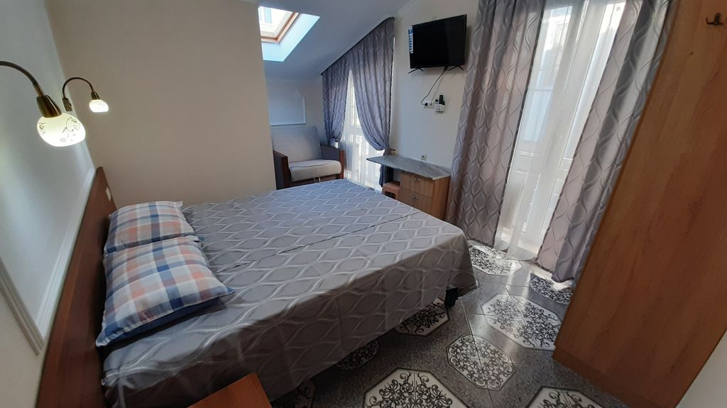 Левладиа — Трехместный Комфорт с балконом -1 кровать + диван (08)