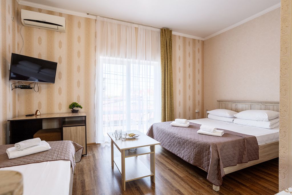 Lotos — Трёхместный номер с балконом и двуспальной кроватью